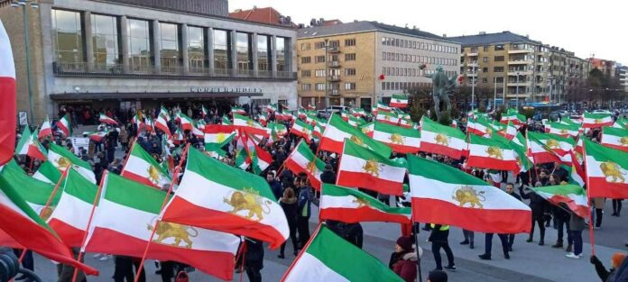 پرچم تظاهرات پشتیبانی از انقلاب مردم ایران برای آزادی / گوتنبرگ سوئد / ۲۸ آبان ۱۴۰۱