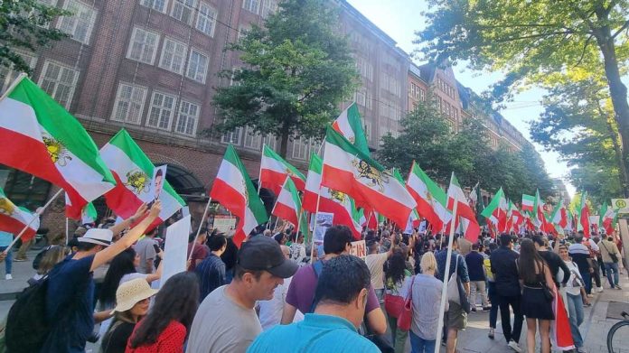 تظاهرات همبستگی با انقلاب ملی ایران / هامبورگ آلمان / شنبه ۲۵ شهریور ۱۴۰۲/ ۱۶ سپتامبر ۲۰۲۳/ عکس از خشایار مصطفوی @k_Mostafavi