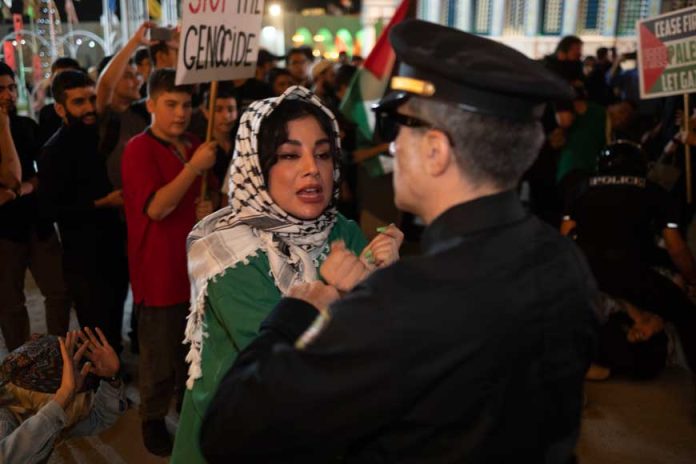 نمایش حمایت از «محور مقاومت» توسط دانشجویان غربی در امرداد در تهران برگزار شد! در این عکس یک حامی رژیم در نقش پلیس غربی یک دختر در نقش حامی فلسطین را دستگیر میکند! / ۷ اوت ۲۰۲۴/ رویترز