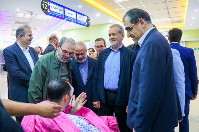 مسعود پزشکیان از یک زخمی پیجرهای انفجاری در لبنان که به تهران منتقل شده عیادت میکند!/ ۳۰ شهریور ۱۴۰۳ / رویترز