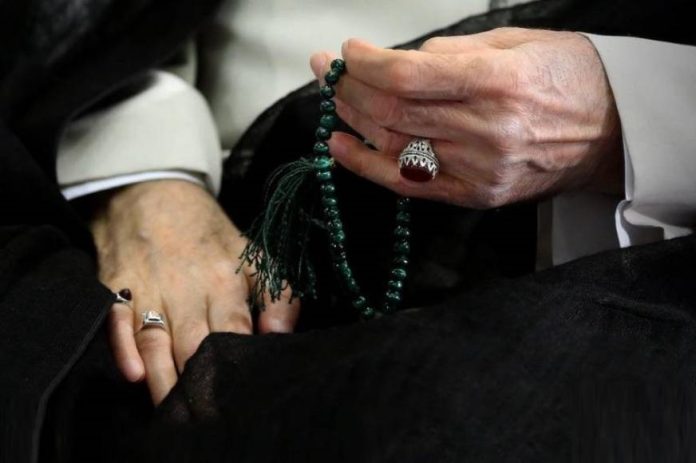 Khamenei angoshtar (1)