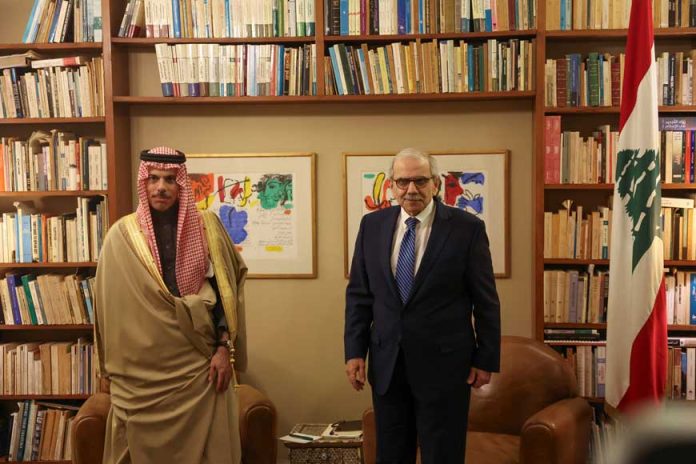 دیدار شاهزاده فیصل بن فرحان وزیر خارجه عربستان سعودی با نواف سلام نخست وزیر کنونی لبنان در خانهاش در بیروت / ۲۳ ژانویه ۲۰۲۵ / رویترز