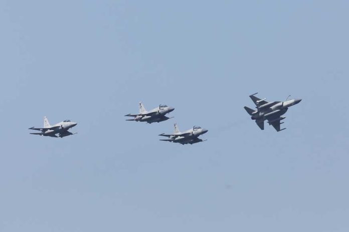جنگندههای JF-17 Thunder نیروی هوایی پاکستان در رزمایش «عمان ۲۳» بر فراز آبهای شمالی دریای عرب در نزدیکی کراچی/ ۱۳ فوریه ۲۰۲۳ / رویترز