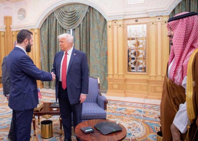 محمد بن سلمان ولیعهد عربستان، دونالد ترامپ رئیس جمهور آمریکا و احمد الشرع رئیس جمهور سوریه / ریاض/ ۱۴ مه ۲۰۲۵ / رویترز
