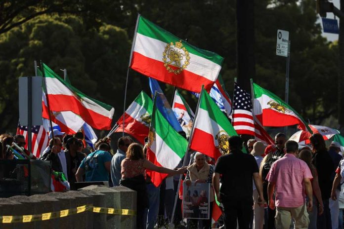 تظاهرات گروهی از ایرانیان لس آنجلس در دومین روز عملیات نظامی اسرائیل علیه جمهوری اسلامی / ۲۵ ژوئن ۲۰۲۵/ رویترز
