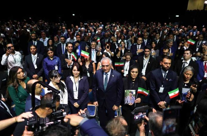 شاهزاده رضا پهلوی در میان خانوادههای دادخواه و آسیبدیدگان چشمی در نشست «همکاری ملی برای نجات ایران» / مونیخ / ۲۶ ژوئیه ۲۰۲۵