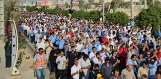 برگزاری یکی از بزرگترین تجمعات اعتراضی صنعت نفت ایران؛ هزاران کارگر به همراه خانوادههایشان تظاهرات کردند