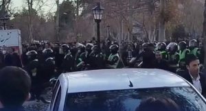 گزارش مراسم یادبودِ به خون کشیده شده خسرو علیکردی؛ بیش از ۱۵ نفر بازداشت شدند
